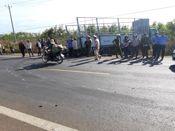 Xe tải đ&ocirc;́i đ&acirc;̀u xe máy, 3 chị em tử vong