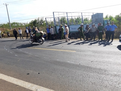 Xe tải đ&ocirc;́i đ&acirc;̀u xe máy, 3 chị em tử vong