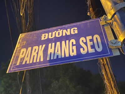 HLV Park Hang Seo bất ngờ nhận 'm&oacute;n qu&agrave;' đặc biệt từ NHM Việt Nam