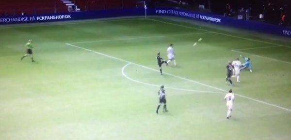 Trợ l&yacute; HLV v&agrave;o s&acirc;n bất đắc dĩ, lập lu&ocirc;n si&ecirc;u phẩm để đời