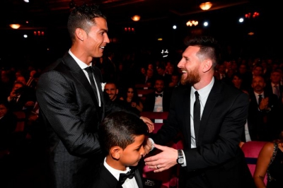 Ronaldo vs Messi: L&agrave; bạn hay l&agrave; th&ugrave;?