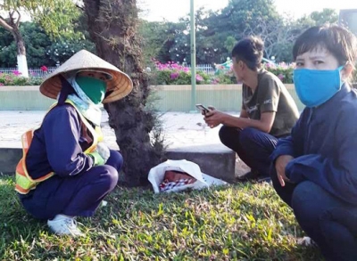 X&oacute;t xa b&eacute; g&aacute;i c&ograve;n d&acirc;y rốn bị bỏ rơi ở c&ocirc;ng vi&ecirc;n