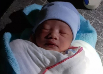 Cay mắt với b&eacute; trai c&ograve;n nguy&ecirc;n d&acirc;y rốn bị bỏ rơi trong đ&ecirc;m dưới ch&acirc;n cầu