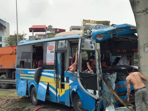 Mất l&aacute;i xe kh&aacute;ch lao thẳng v&agrave;o trụ cầu vượt, nhiều người bị thương