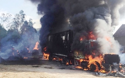 Bị cuốn v&agrave;o gầm &ocirc;t&ocirc; kh&aacute;ch, xe m&aacute;y &lsquo;n&aacute;t b&eacute;t&rsquo;, 1 phụ nữ chết tại chỗ