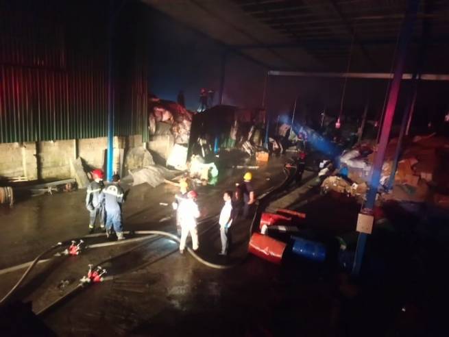 Huế: Ch&aacute;y dữ dội ở nh&agrave; m&aacute;y giấy