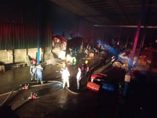 Huế: Ch&aacute;y dữ dội ở nh&agrave; m&aacute;y giấy