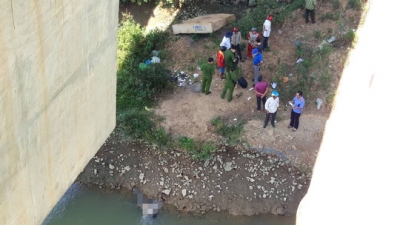 T&igrave;m thấy thư tuyệt mệnh "hẹn gặp gia đ&igrave;nh kiếp sau" b&ecirc;n s&ocirc;ng