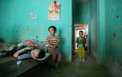 Hạnh ph&uacute;c k&igrave; diệu của cặp vợ chồng tật nguyền b&eacute;n duy&ecirc;n nhờ "b&agrave; mối" Google