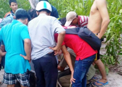 Một thanh ni&ecirc;n nhảy xuống giếng cầm dao tự cứa cổ