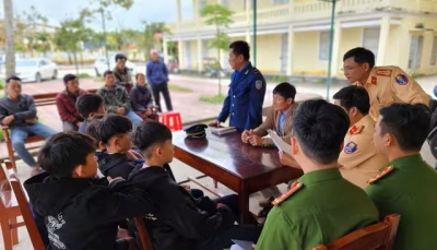Nhóm học sinh ở Quảng Ngãi ném đá vào tàu hỏa… cho vui