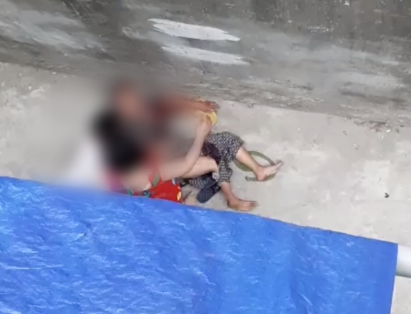 Ch&aacute;u g&aacute;i bất lực nh&igrave;n b&agrave; ngoại bị ch&oacute; nh&agrave; &ldquo;nổi đi&ecirc;n&rdquo; lao v&agrave;o cắn x&eacute;