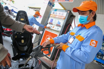 Giá xăng tăng trở lại gần 500 đồng/lít