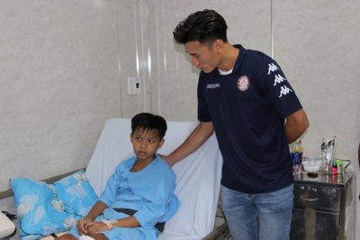 Thủ m&ocirc;n B&ugrave;i Tiến Dũng thăm học sinh trường THCS Bạch Đằng sau sự cố c&acirc;y phượng ng&atilde; đổ