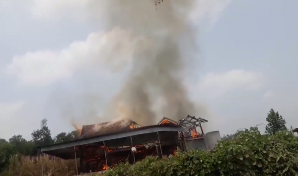 Nghệ An: Ng&ocirc;i nh&agrave; s&agrave;n 5 gian bốc ch&aacute;y, 1 người tử vong