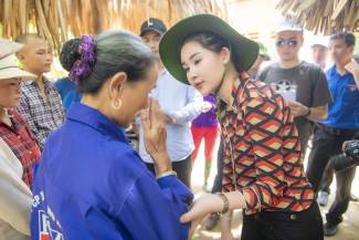 L&ecirc; &Acirc;u Ng&acirc;n Anh vượt rừng v&agrave;o thăm b&agrave; con Y&ecirc;n B&aacute;i sau lũ dữ