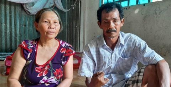 Chị gái tưới nước sôi lên người em: Mẹ giải thích