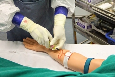 N&Oacute;NG: Nhiều người bị kẻ lạ d&ugrave;ng vật nhọn tấn c&ocirc;ng, phải điều trị phơi nhiễm HIV