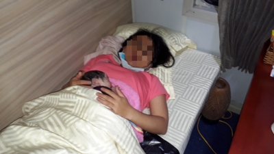 Một b&eacute; g&aacute;i vừa ch&agrave;o đời tr&ecirc;n đo&agrave;n t&agrave;u SE4