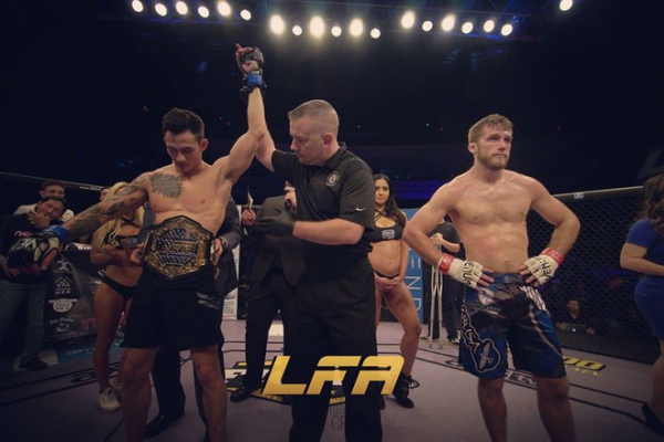 V&otilde; sĩ gốc Việt hạ knock-out đối thủ, gi&agrave;nh đai v&ocirc; địch MMA thế giới