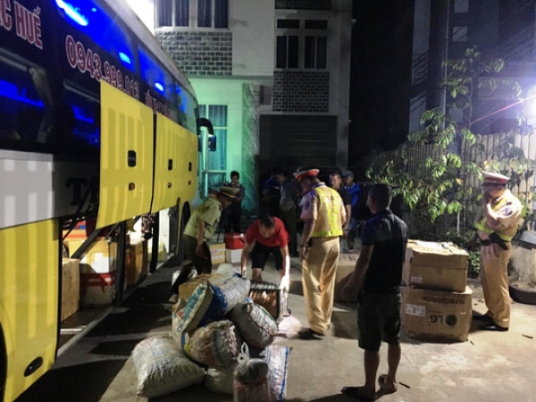 Bắt xe kh&aacute;ch chở lượng lớn rắn sống, nội tạng thối