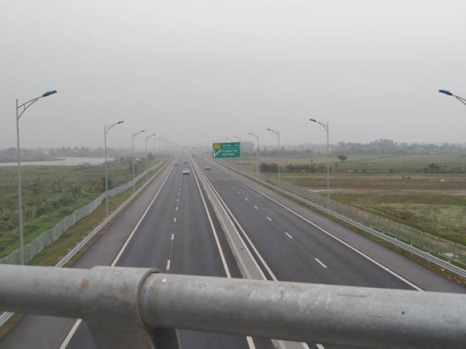 Bắt quả tang 3 học sinh n&eacute;m đ&aacute; v&agrave;o phương tiện lưu th&ocirc;ng tr&ecirc;n cao tốc