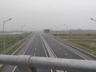 Bắt quả tang 3 học sinh n&eacute;m đ&aacute; v&agrave;o phương tiện lưu th&ocirc;ng tr&ecirc;n cao tốc