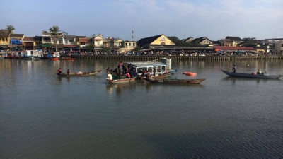 Vớt được thi thể gia đ&igrave;nh 3 người lao xe xuống s&ocirc;ng Ho&agrave;i