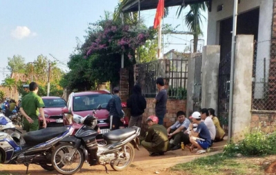 Giang hồ đ&ograve;i nợ, vợ uống thuốc tự tử, chồng bị nổ m&igrave;n nguy kịch