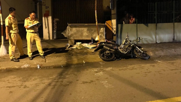 TP HCM: Xe m&aacute;y "độ" lao v&agrave;o lề đường, xe container đổ dốc g&acirc;y họa