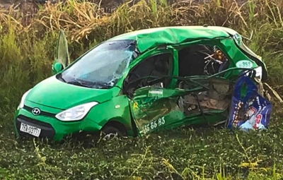 L&aacute;i t&agrave;u k&eacute;o c&ograve;i li&ecirc;n tục nhưng t&agrave;i xế taxi kh&ocirc;ng dừng, 2 người chết