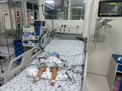 Trẻ mắc sốt xuất huyết nặng li&ecirc;n tiếp nhập viện