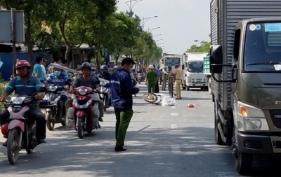 C&ocirc; g&aacute;i trẻ tử vong thương t&acirc;m dưới b&aacute;nh xe tải sau c&uacute; ng&atilde;