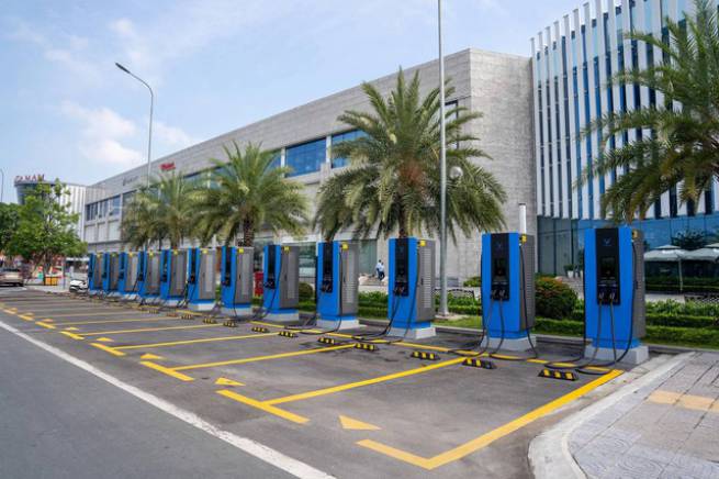 Tỉ ph&uacute; Phạm Nhật Vượng mở c&ocirc;ng ty ph&aacute;t triển trạm sạc xe điện to&agrave;n cầu