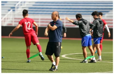 Cảm động h&igrave;nh ảnh thầy Park đội mưa đi nhặt từng vi&ecirc;n sỏi trước ng&agrave;y tập k&iacute;n