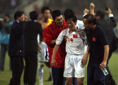 Nh&agrave; v&ocirc; địch AFF Cup 2008 tiết lộ sự thật vụ 'quỳ lạy xin rời ĐTVN'