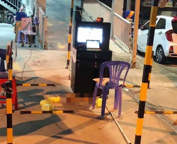 N&Oacute;NG: Kẻ bịt mặt bất ngờ lao đến ch&eacute;m l&igrave;a tay bảo vệ chung cư