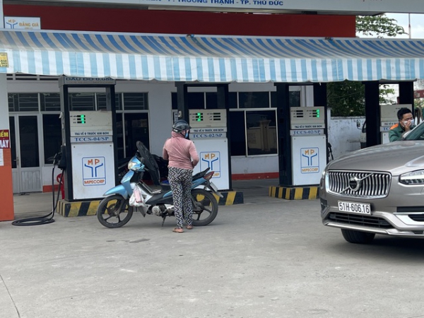 Thủ tướng hối th&uacute;c việc xuất h&oacute;a đơn điện tử, doanh nghiệp xăng dầu k&ecirc;u kh&oacute;