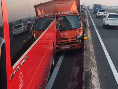 Xe chạy loạn xạ tr&ecirc;n đường cao tốc TP HCM - Trung Lương