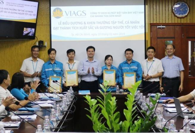 Kh&aacute;ch bỏ qu&ecirc;n hơn 11 tỉ đồng tr&ecirc;n m&aacute;y bay