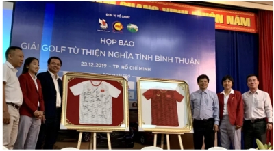 Giải golf từ thiện đấu gi&aacute; 2 chiếc &aacute;o đội tuyển nữ Việt Nam tặng Thủ tướng Nguyễn Xu&acirc;n Ph&uacute;c