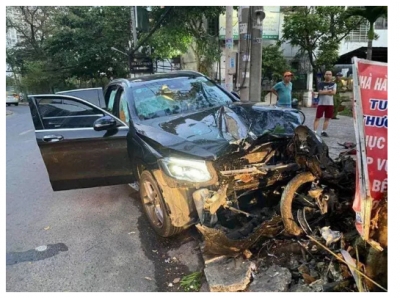 Tai nạn kinh ho&agrave;ng gần s&acirc;n bay T&acirc;n Sơn Nhất, l&aacute;i xe sang đang trốn