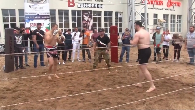 Bị đấm tơi tả, 'Tu sĩ đi&ecirc;n' phản đ&ograve;n nốc ao l&iacute;nh thủy đ&aacute;nh bộ Nga