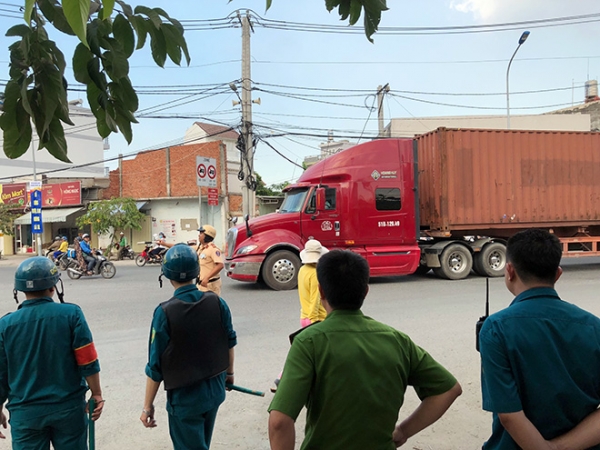 T&agrave;i xế xe container &ldquo;ph&ecirc;&rdquo; 3 loại ma t&uacute;y vẫn &ocirc;m v&ocirc; lăng ph&oacute;ng tr&ecirc;n phố S&agrave;i G&ograve;n