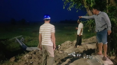 Cột điện ch&ocirc;n cạn, ng&atilde; đ&egrave; 2 c&ocirc;ng nh&acirc;n thương vong