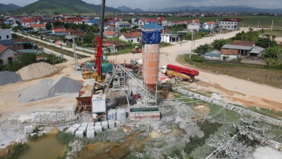 Trạm trộn bê tông kế bên trường học gây ô nhiễm ở Quảng Bình