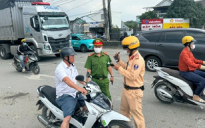 CSGT TP HCM kiểm tra nồng độ cồn, nhiều người say xỉn phân trần “uống rất ít”