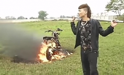 C&ocirc;ng an v&agrave;o cuộc x&aacute;c minh clip Kh&aacute; Bảnh đốt xe m&aacute;y đổi xe điện