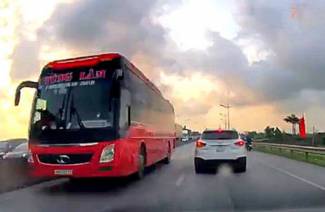 Xe kh&aacute;ch giường nằm biển số Thanh H&oacute;a ph&oacute;ng ầm ầm ngược chiều tr&ecirc;n Quốc lộ 1