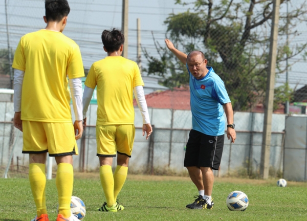 HLV Park Hang-seo hỏi học tr&ograve;: "Tối qua chơi game hay sao m&agrave; chưa chạy đ&atilde; thở?"